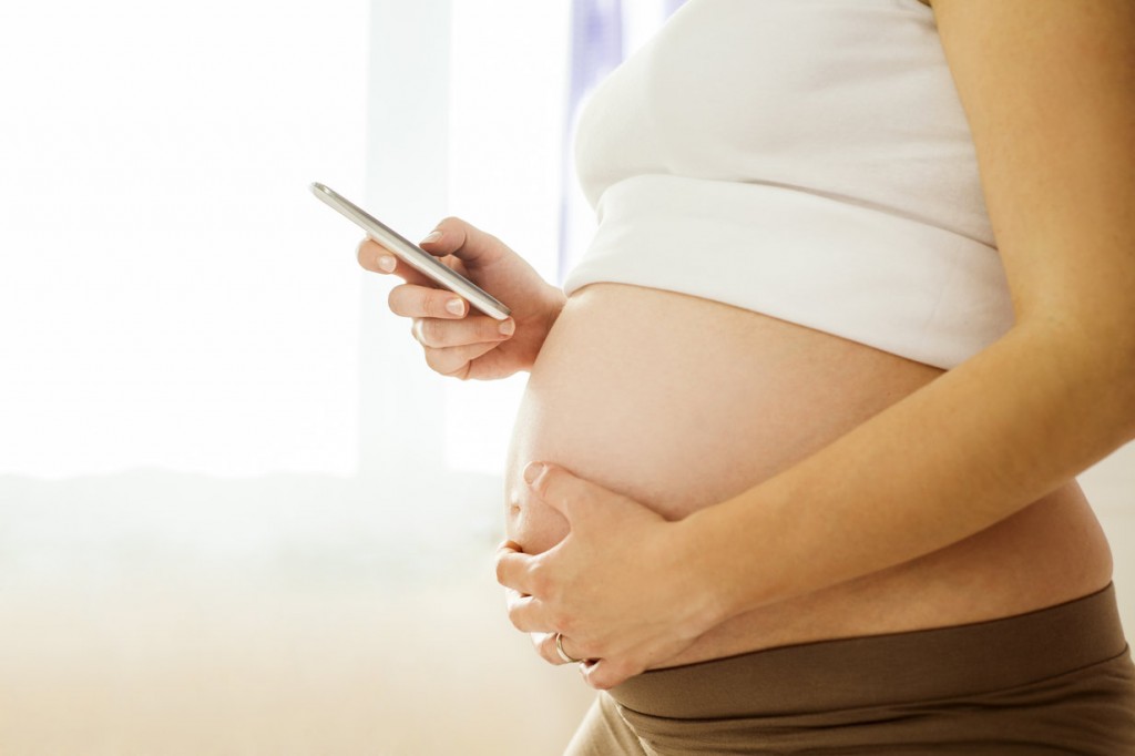 pregnant-woman-with-cell-phone